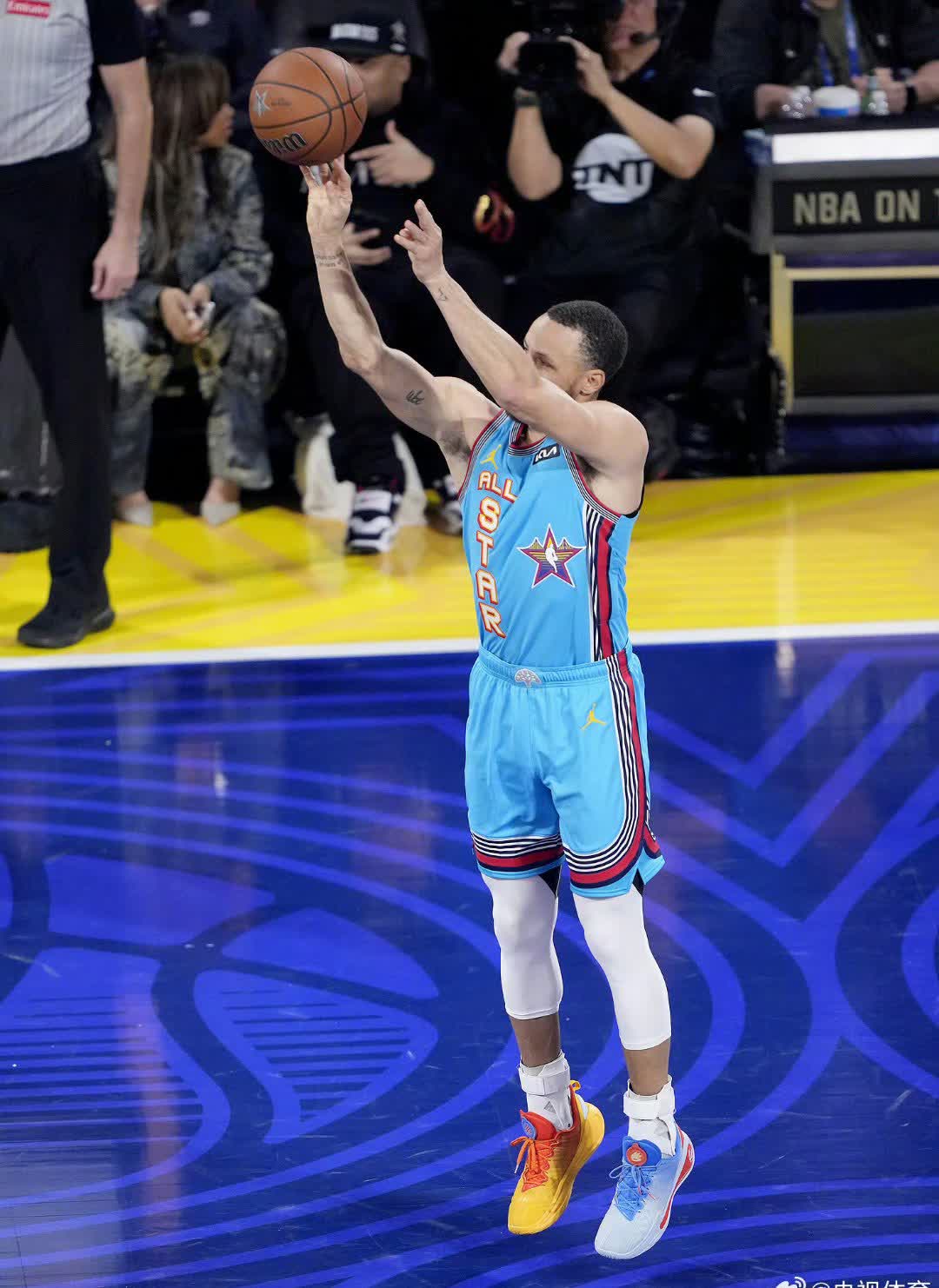 南宫电竞玩家库里在塞尔维亚队比赛中回归赛场，关键助攻引发热议！的简单介绍